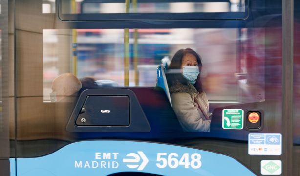 Sanidad recomienda mantener medidas de higiene y usar mascarilla ante el repunte de gripe y Covid