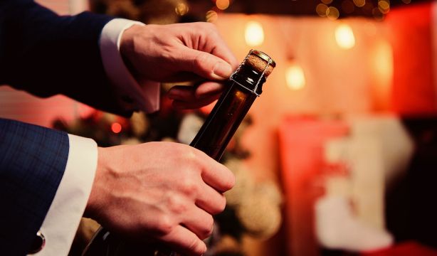 El truco definitivo para abrir una botella de cava estas navidades