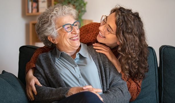 Proyecto pionero en Málaga para que jóvenes de pueblos y mayores de 55 años compartan piso