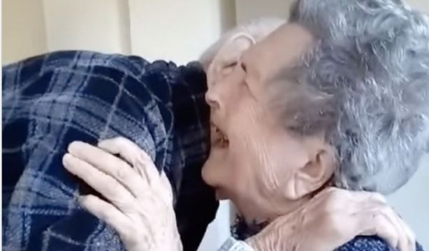 VÍDEO: El emocionante reencuentro de un hombre de 103 años con su mujer después de un mes sin verse