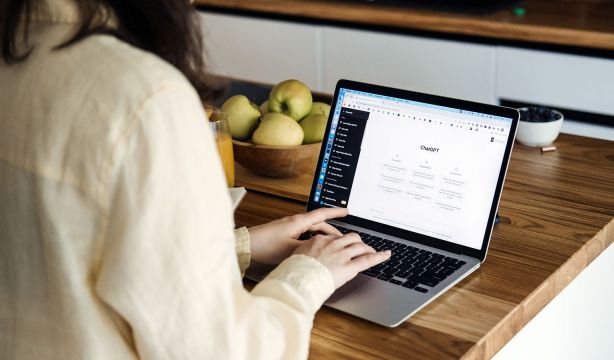 Un estudio rechaza el 'pánico moral' ante la tecnología y afirma que ChatGPT no genera adicción
