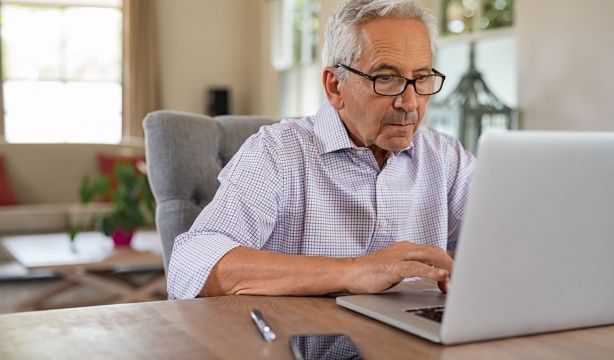 Cómo debe sentarse una persona mayor frente al ordenador para no tener molestias en la espalda