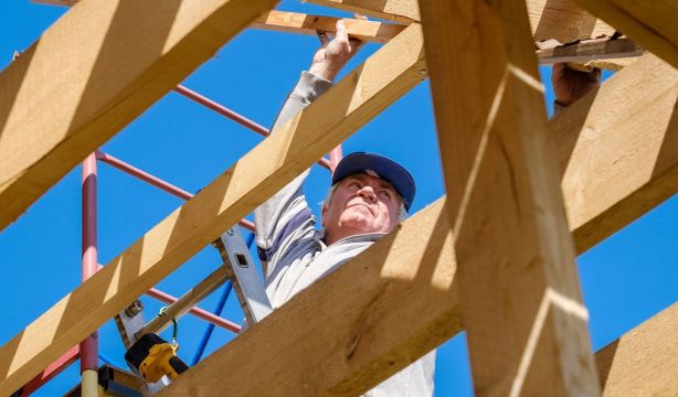 22 cosas que cambian a partir del 1 de enero: se retrasa la edad de jubilación y suben los precios