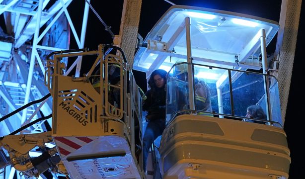 Los bomberos rescatan a unas 90 personas atrapadas en una noria