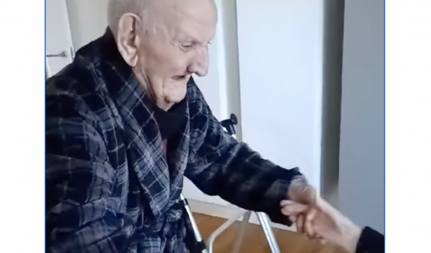 El vídeo emotivo del día: un hombre de 103 años se reencuentra con su esposa y su reacción es viral