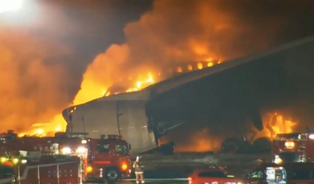 Aterriza envuelto en llamas un avión con casi 400 pasajeros en Japón