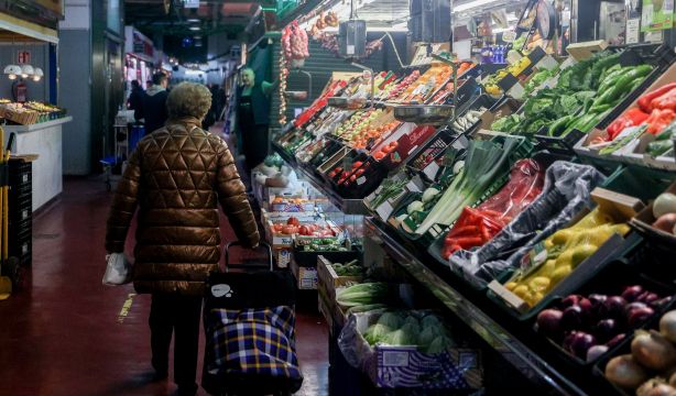 Todos los precios que suben y bajan en 2024: desde luz, gas o TV de pago hasta alimentos