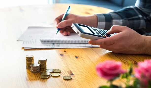 Precios que suben en 2024: Tarifas 'telecos', peajes y la factura de la luz y el gas