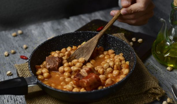 Cocido de garbanzos con manitas de cerdo y la receta de la olla morateña (con el secreto del chef). Foto: Bigstock