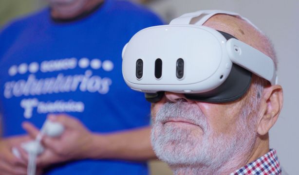 Telefónica y Meta se alían para impulsar el acceso a la Realidad Virtual de los mayores