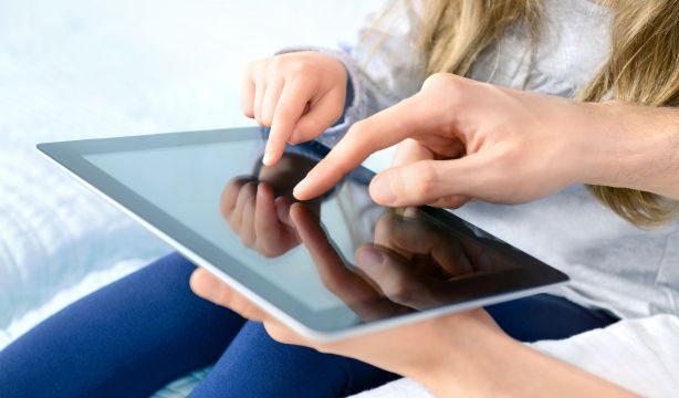 Un libro guía a los adolescentes para aprovechar las pantallas sin caer en la adicción