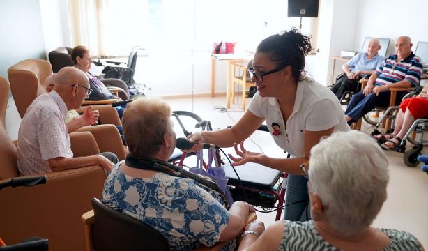 La Comunidad de Madrid aumentará un 50% las ayudas para la dependencia