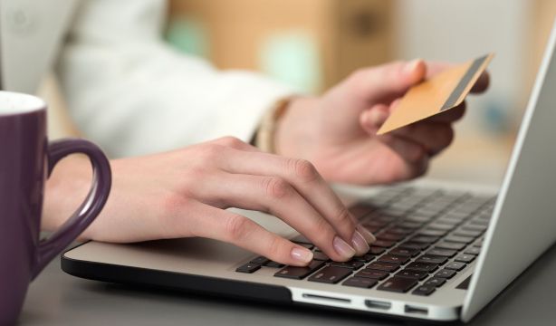 Pull&Bear y Uniqlo alertan de páginas webs fraudulentas durante las rebajas