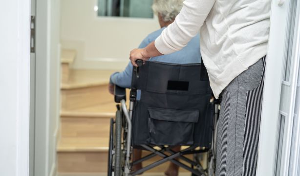 'Encerradas' en un edificio sin ascensor: "Sin salir de casa durante 3 años"