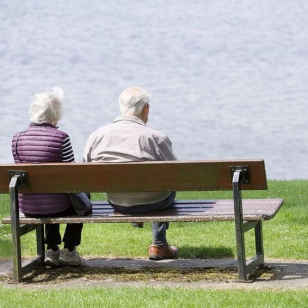 bigstock pareja mayor banco parque