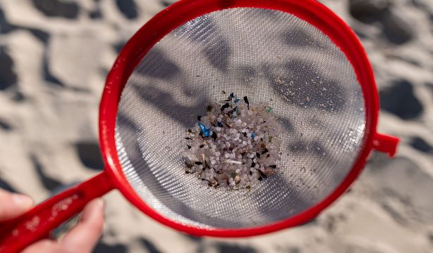 La Fiscalía abre diligencias por el vertido de 'pellets' de plástico en la costa gallega