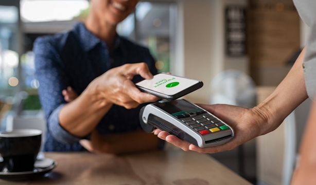 Los 4 consejos de seguridad del Banco de España si utilizas el móvil para pagar (BigStock)