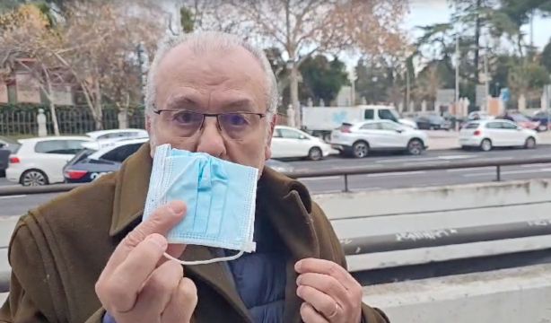 Los mayores apoyan la vuelta de la mascarilla a hospitales y centros sanitarios: "Es necesaria"