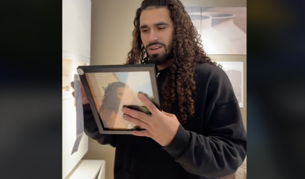 Una mujer coloca un marco con una foto de su marido en Ikea para ver su reacción