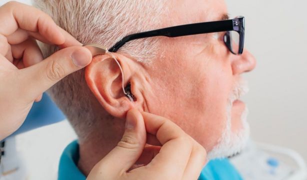 Los audífonos son clave para reducir la soledad en mayores (Bigstock).