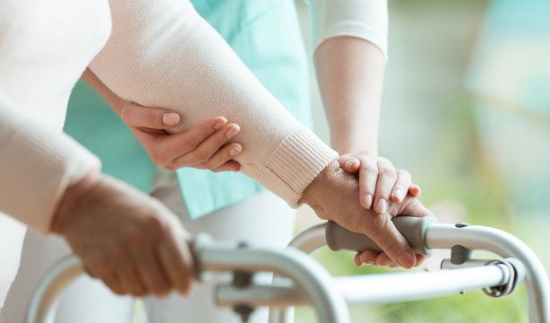 Desarrollan un aparato robótico que permite recuperar la movilidad a las personas con párkinson