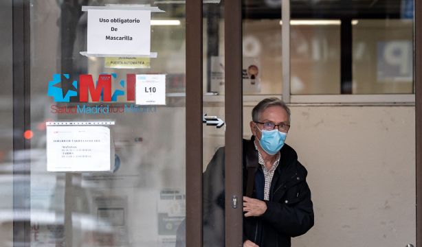 EuropaPress 5678738 hombre sale mascarilla centro salud guzman bueno 10 enero 2024 madridLa mascarilla, obligatoria en centros de salud y hospitales desde este miércoles