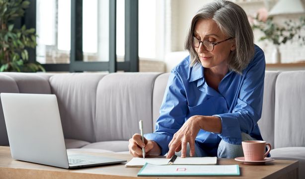 De 'currículum ciego' a 'reskilling': los términos clave para los trabajadores mayores de 50 años