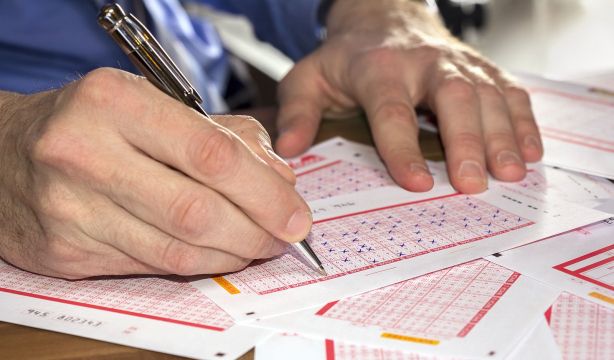 Estafan 280.000 euros a una persona mayor haciéndole creer que había ganado la lotería