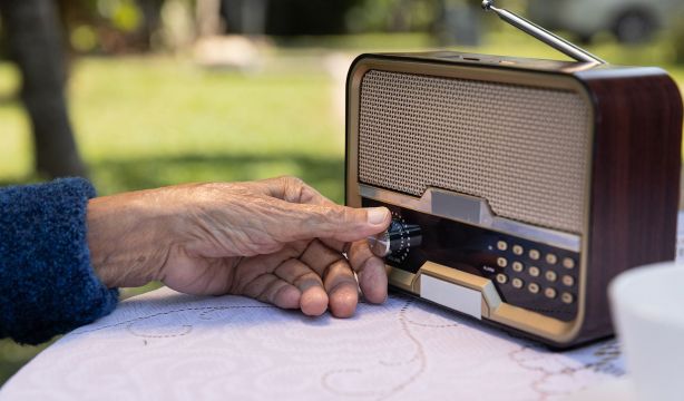 'La verbena radio', el taller radiofónico hecho por y para mayores con el que tratar sus intereses. Foto: Bigstock