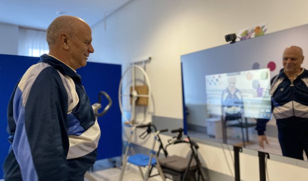 Crean un espejo interactivo para mejorar el envejecimiento activo de las personas mayores. Foto: Europa Press