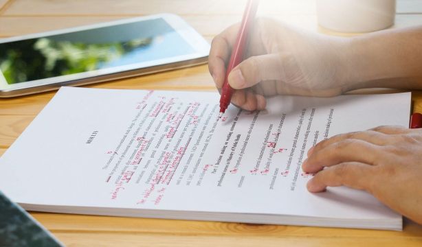 Los humanos superan a la IA en gramática: "No reconoce errores triviales" (Bigstock)