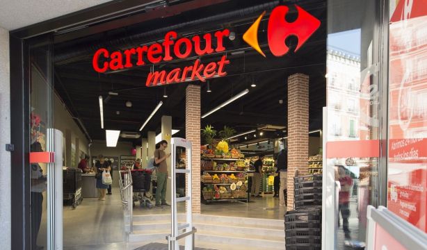 Sin leche, fruta, carne o pescado fresco: así es la cesta de Carrefour de 30 productos por 30 euros
