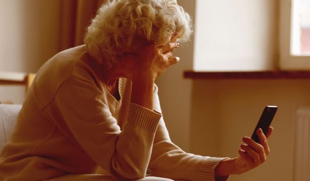 El 73% de los mayores tiene miedo a caer en una estafa online