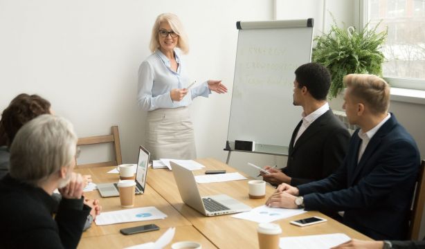 Doble discriminación en los consejos de administración de la banca: la edad penaliza a la mujer. Foto: bigstock
