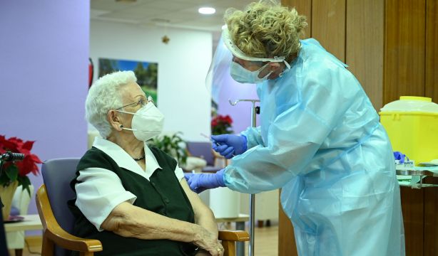 Sanidad estudia poner una tercera dosis de la vacuna contra el Covid a los mayores a finales de 2021