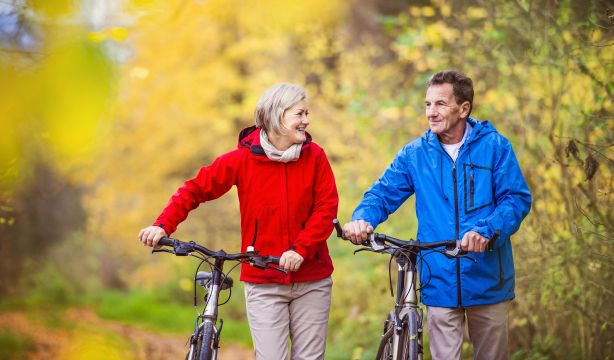 Vivir cerca de espacios verdes y azules puede mejorar la salud mental y física en mayores. Foto: Bigstock