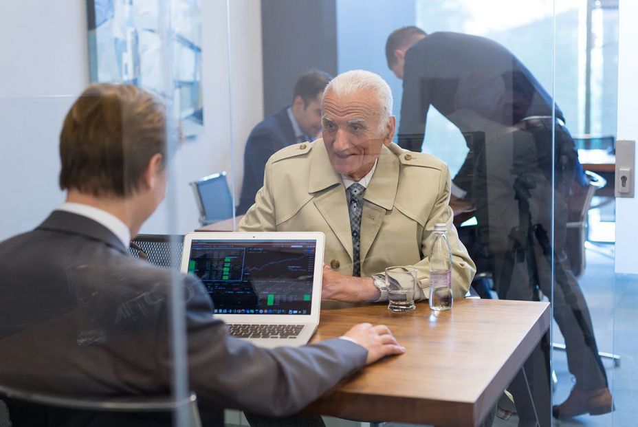 La banca sigue 'castigando' a los mayores: ahora con los depósitos y cuentas de ahorro remuneradas. Foto: Bigstock La banca sigue 'castigando' a los mayores: ahora con los depósitos y cuentas de ahorro remuneradas. Foto: Bigstock