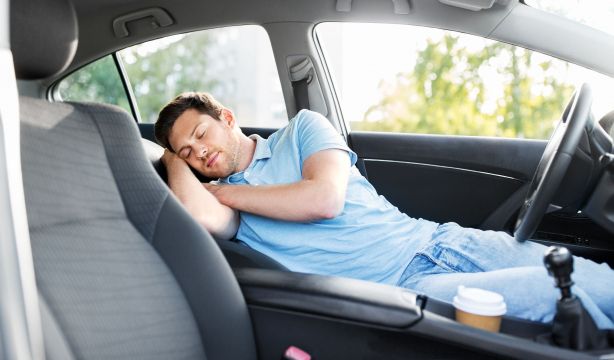 ¿Es legal dormir en el coche en España? La DGT responde
