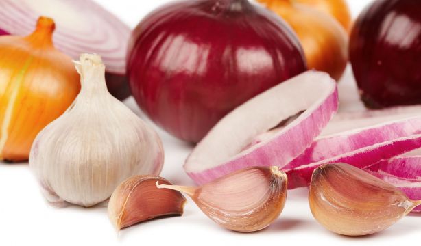 El truco para conservar los ajos y las cebollas frescos hasta seis meses
