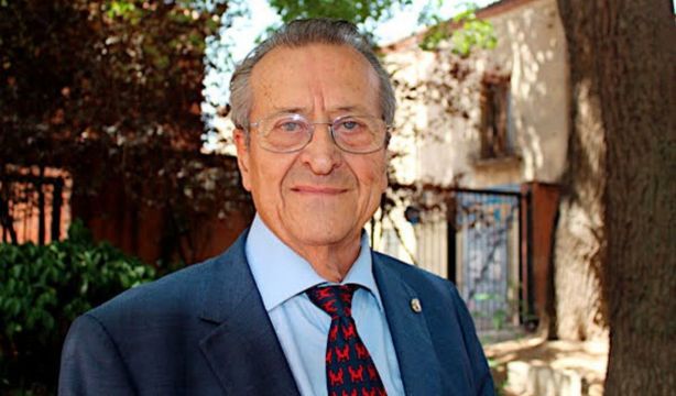 Francisco González de Posada (82 años), récord mundial con 9 doctorados: "Lo hago por satisfacción personal"