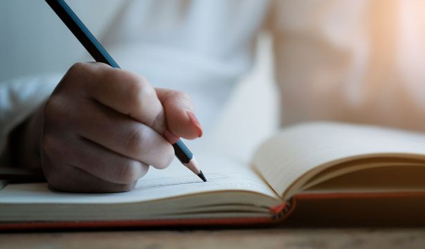 La inteligencia artificial ya puede imitar la escritura a mano de una persona