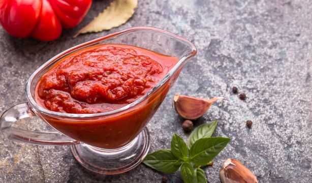 El truco de Ferran Adrià para darle un toque especial a la salsa de tomate del supermercado
