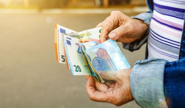 El Banco de España responde: ¿pueden los bancos cobrar comisiones por sacar dinero en ventanilla?