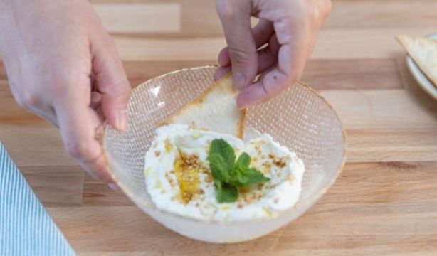 Cómo hacer Labneh, el delicioso queso de yogur de Oriente Medio