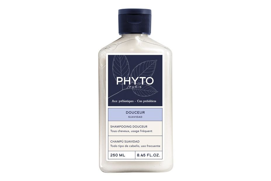 El champú suave, de Phyto, está enriquecido con malva blanca, leche de avena y probióticos para fortalecer las defensas del cabello (13,90 €). El champú suave, de Phyto, está enriquecido con malva blanca, leche de avena y probióticos para fortalecer las defensas del cabello (13,90 €).