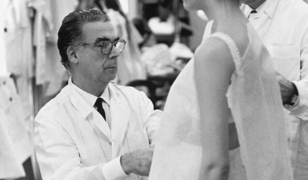 Así se convirtió Cristóbal Balenciaga en el gran maestro de la alta costura