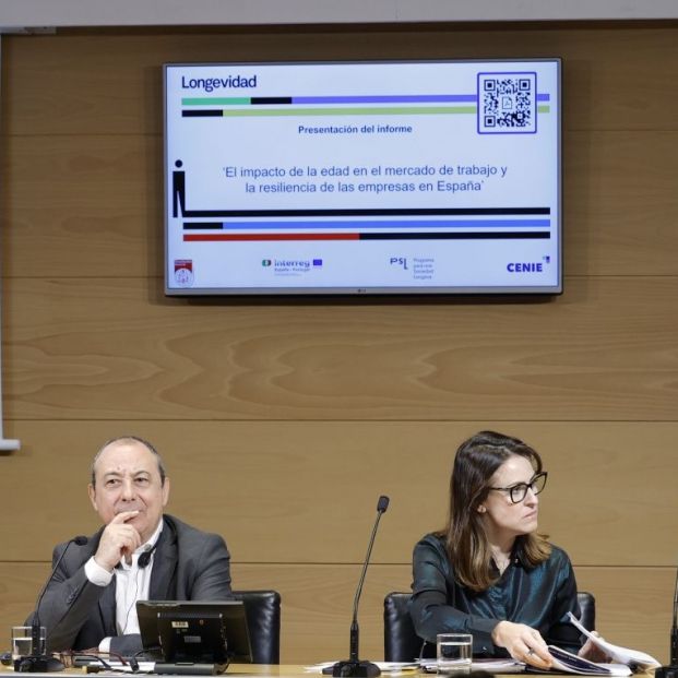 Olimpia del Águila, Carlos Bravo, Cristina Estévez y Pablo A. Muñoz estudio Cenie y Oxford Economic