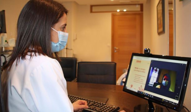 La mitad de los pacientes crónicos no se maneja bien con la tecnología para pedir cita médica (EuropaPress)