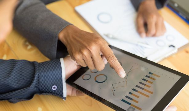 Tienen patrimonio, experiencia y quieren rentabilidad sin sustos: así ahorran los sénior. Foto: Bigstock