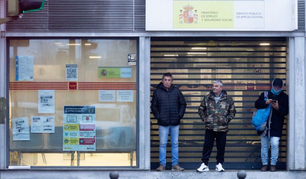 EPA IV trimestre 23: El paro sube en los mayores de 55 años y golpea el doble a la mujer en 2023